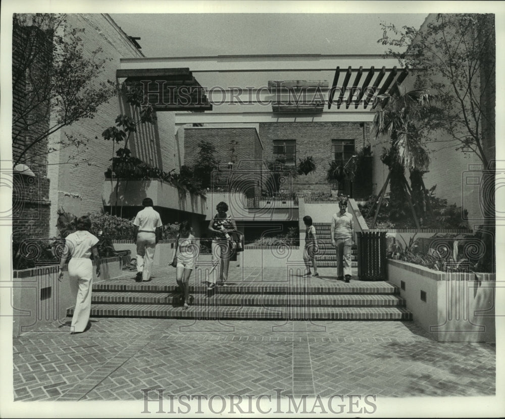 1977 Press Photo Edison Place, 300 Bourbon St. - noa96160 - Historic Images