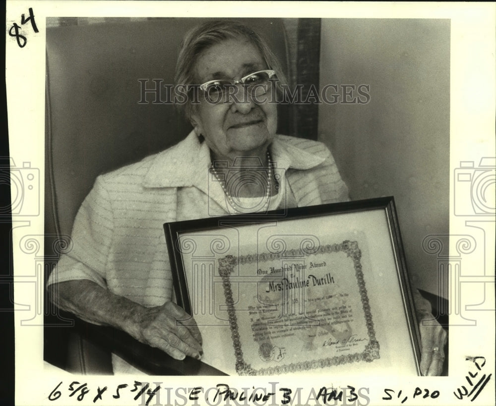 1980 Press Photo Gov. David Treen gives Pauline Dutilh centenarian letter - Historic Images