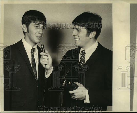 1969 Press Photo Recording Tape Volunteers for messengers to Vietnam - noa96178 - Historic Images
