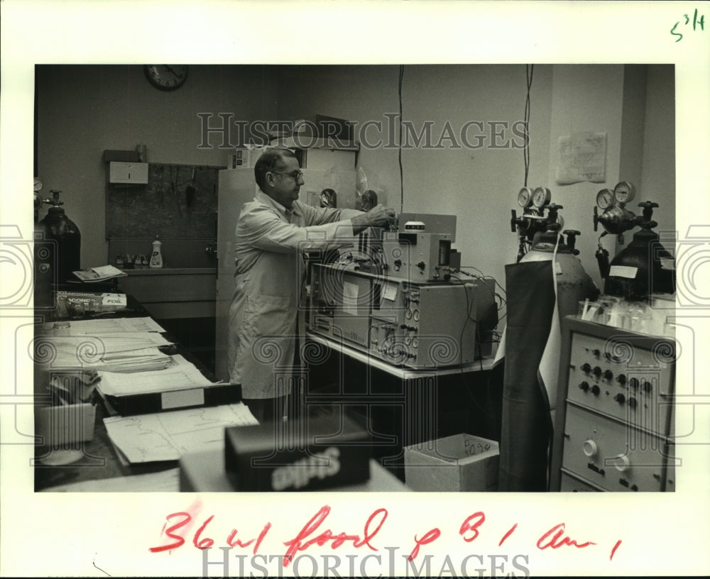 1986 Press Photo Dr. Harold Dupuy of the Southern Regional Research Center - Historic Images