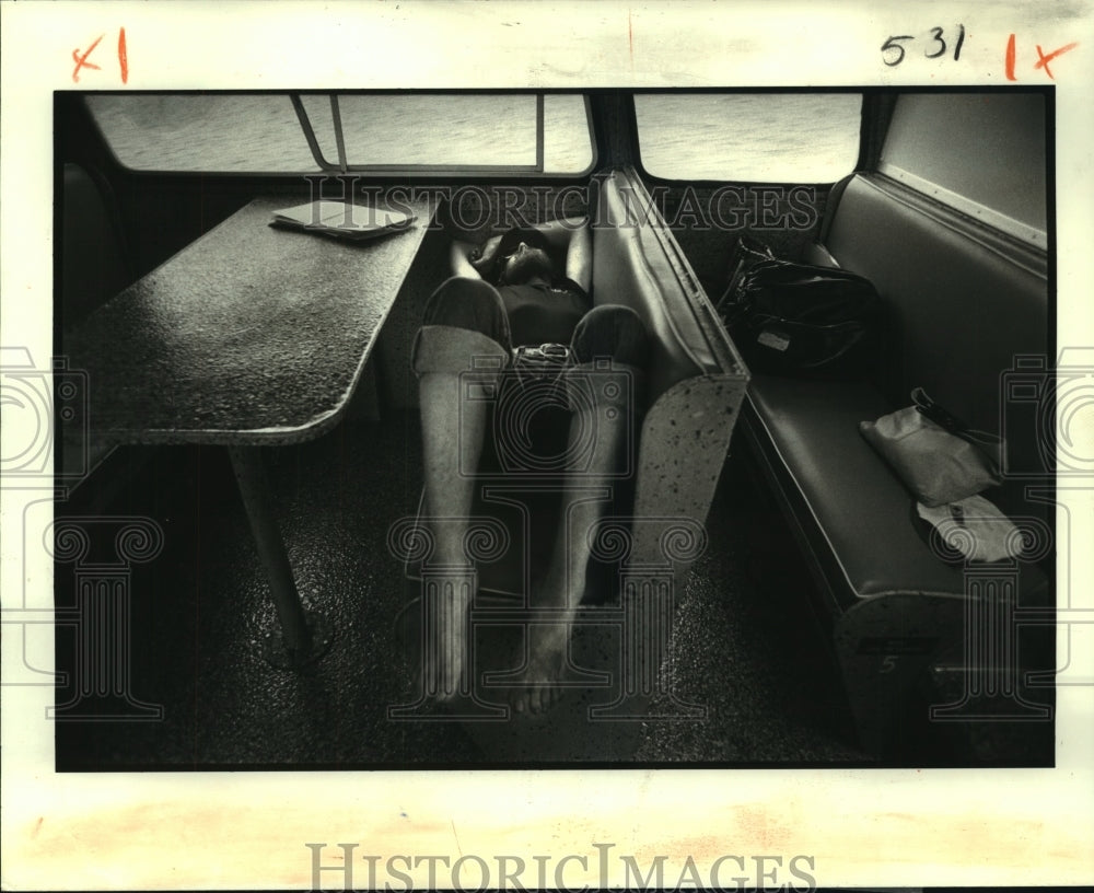 1982 Press Photo St. Bernard 4-H agent Bob Duplechin on board the Coastal I - Historic Images