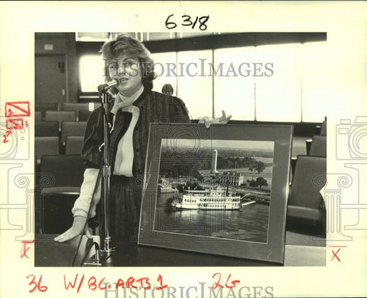 1985 Press Photo Julie Duroucher gives Creole Queen photo to St. Bernard police - Historic Images