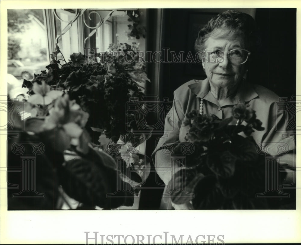 1991 Press Photo Elizabeth Durning grows African Violets Hydroponically. - Historic Images