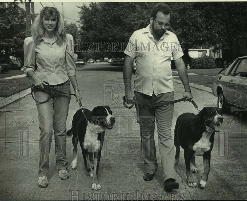 1988 Press Photo Cindy and Greg Durell Walk Greater Swiss Mountain Dogs - Historic Images