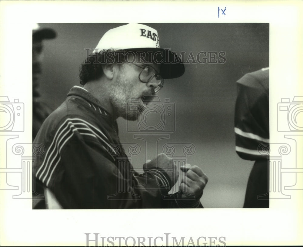 1993 Press Photo Easton Coach Steven Costa Instructing Players During Game - Historic Images