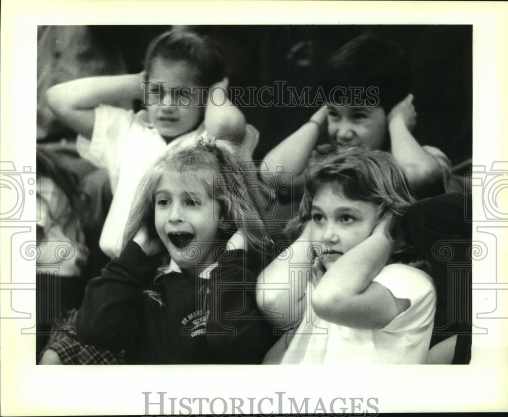 1993 Press Photo DuPont Chemical Corp&#39;s Fun with Science- St Mary Magdalene Sch - Historic Images