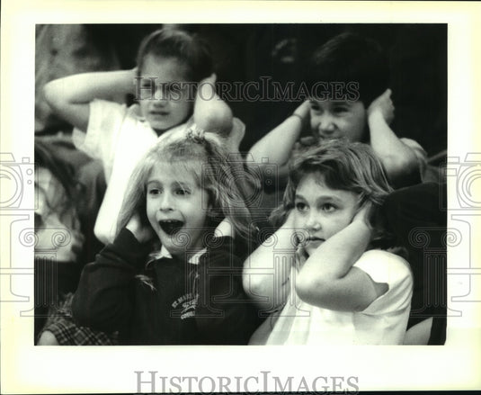 1993 Press Photo DuPont Chemical Corp's Fun with Science- St Mary Magdalene Sch - Historic Images