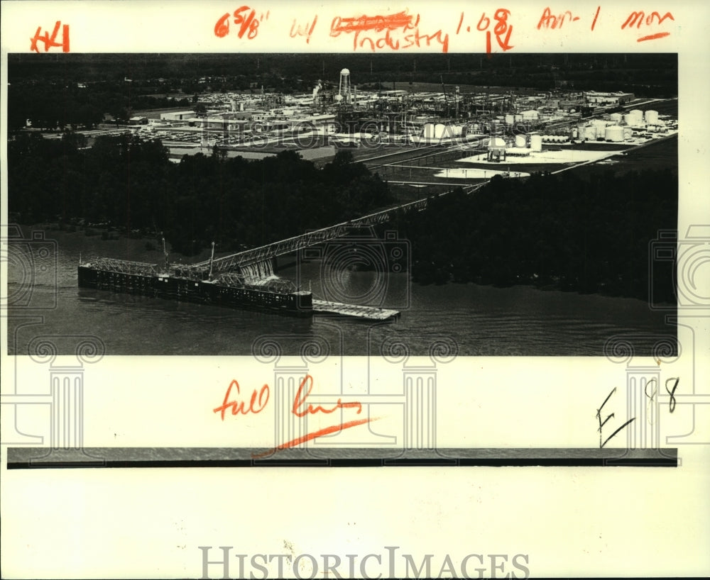 1981 Press Photo DuPont Chemical plant which returns recycled water to the river - Historic Images