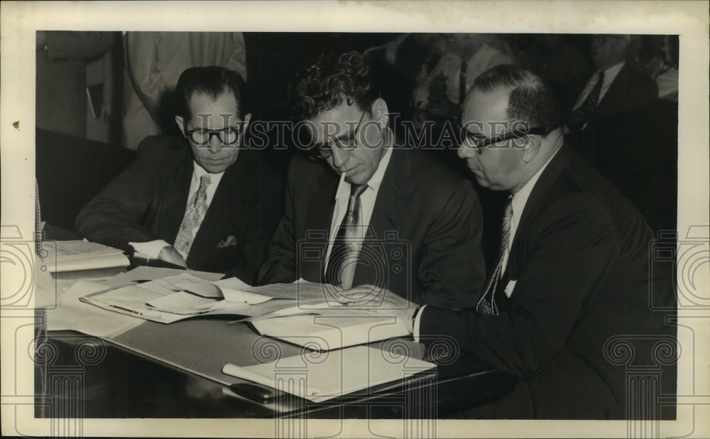 1953 Press Photo William DuPont with Attorneys Matt Braniff &amp; Sam Monk Zeldon - Historic Images