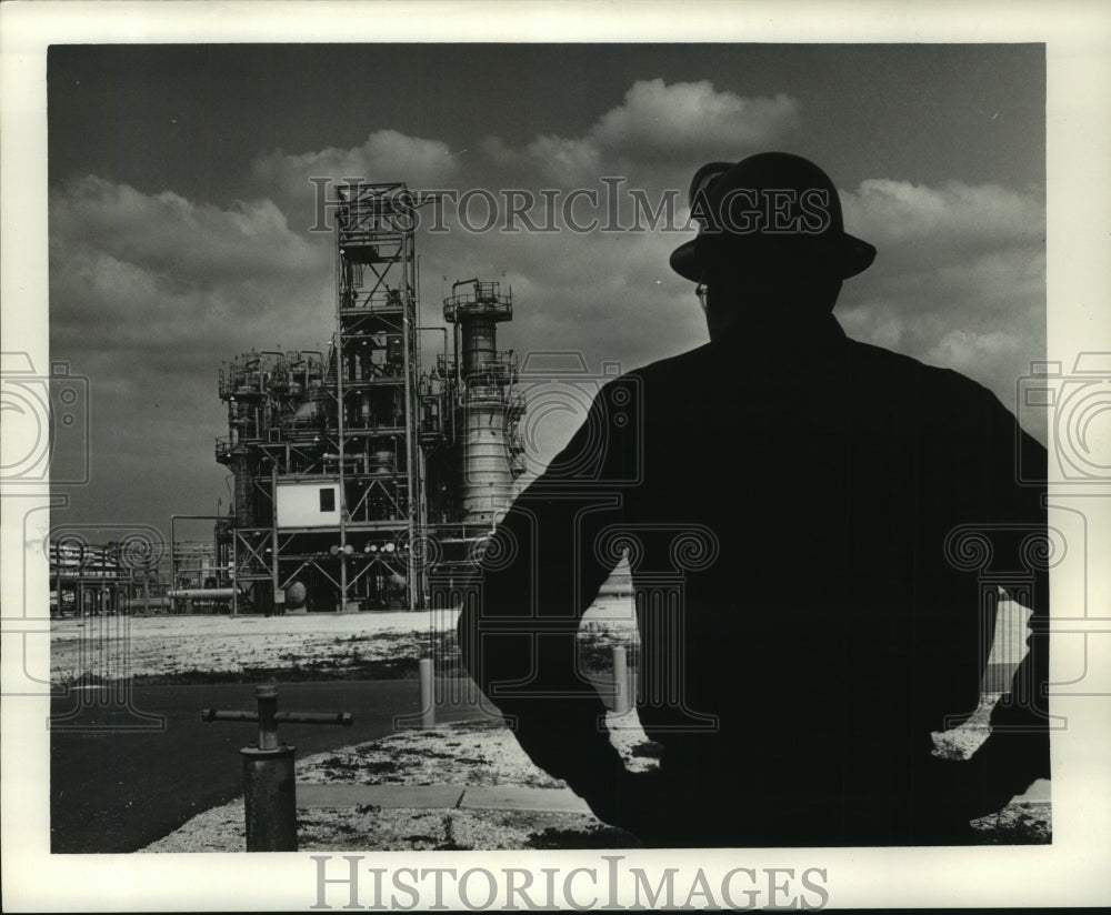1965 Press Photo Employee Looks at DuPont Pontchartrain Works, Louisiana - Historic Images