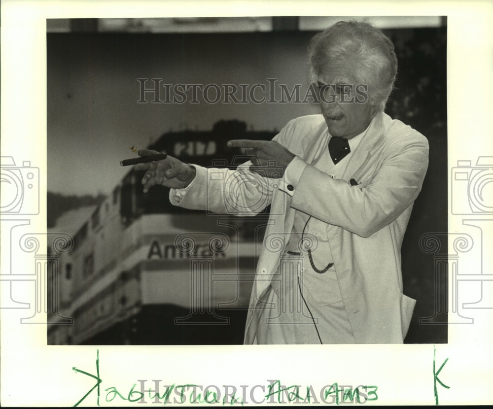 1988 Press Photo Roger Durrett performs at an equipment display of Amtrak trains - Historic Images