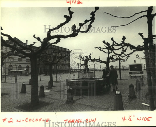 1984 Press Photo Cobblestoned town square in Dusseldorf's "old city" - noa96296 - Historic Images