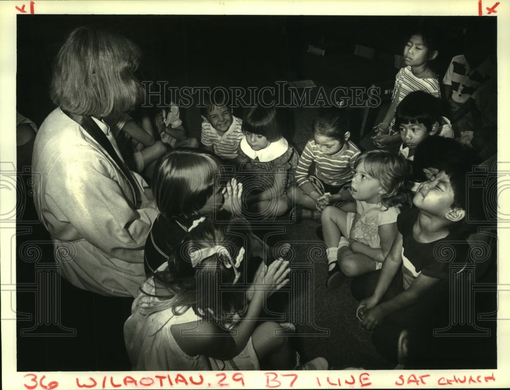 Press Photo Beverly Cushman Leading Prayer at Eastminster Presbyterian Church - Historic Images