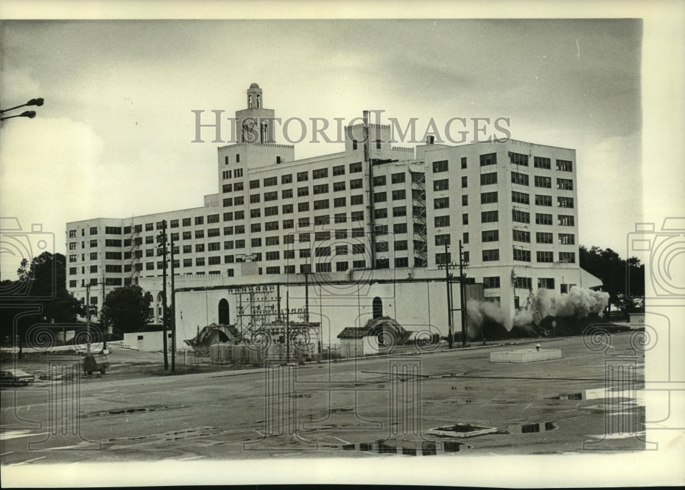 Press Photo Building Before Collapse - noa96308 - Historic Images