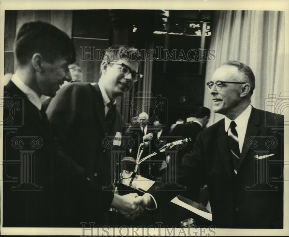 1967 Press Photo William Vaugh of Eastman Kodak &amp; others at Shareholders meeting - Historic Images