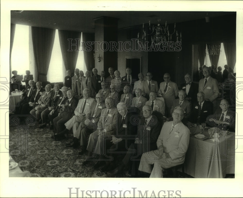 1984 Press Photo 1924 Class of Warren Easton during reunion at ITM building - Historic Images