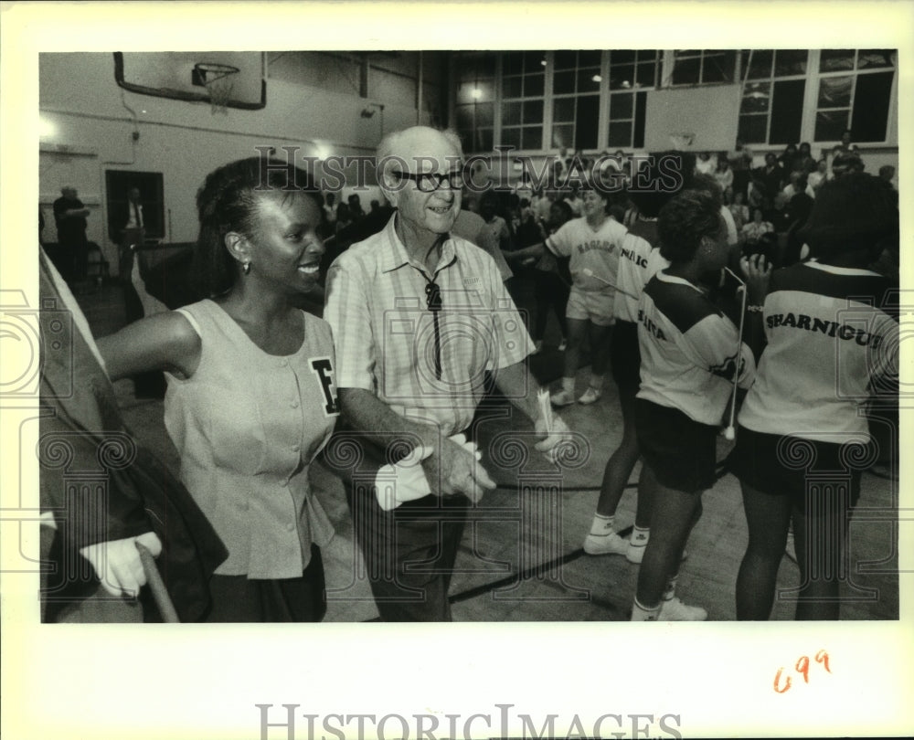 1988 Press Photo Elliott Smith, alumnae of Warren Easton escorted around gym - Historic Images