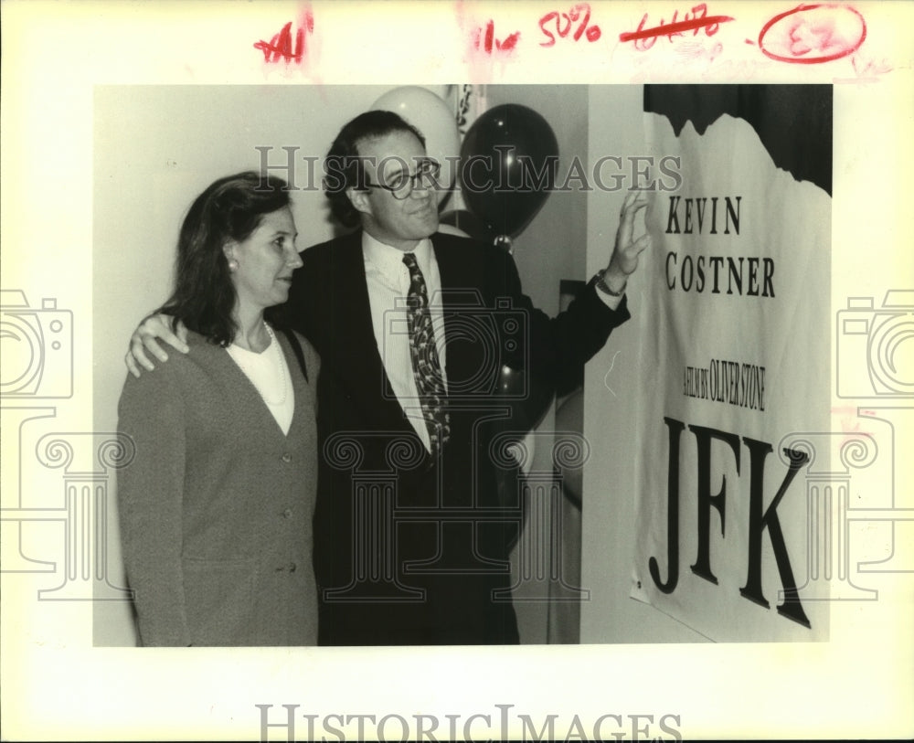 1991 Press Photo Dr. Michael &amp; wife Marigny Dupuy at the J.F.K. Movie Screening - Historic Images