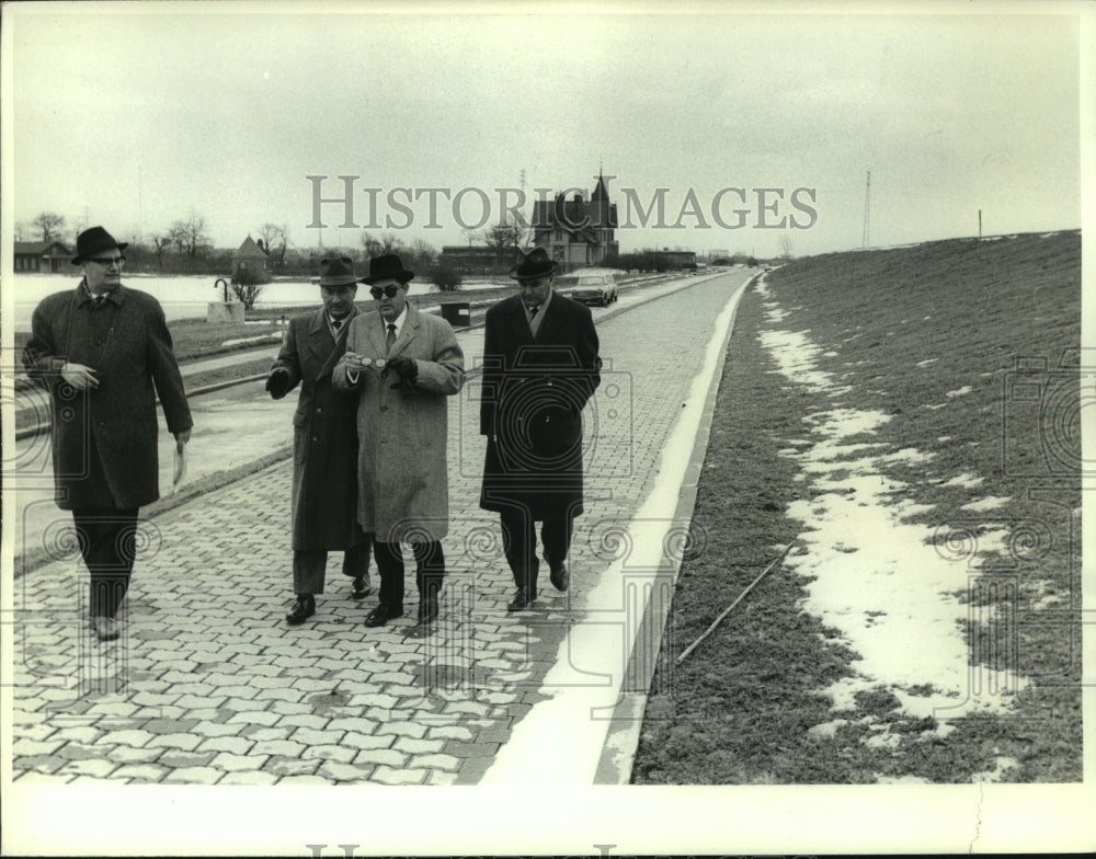 1965 Press Photo Officials inspecting a 1962 built dike along the Elbe River-Historic Images