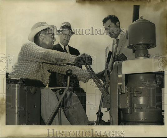 1965 Press Photo Men Work at Bayou St. John - noa96365 - Historic Images