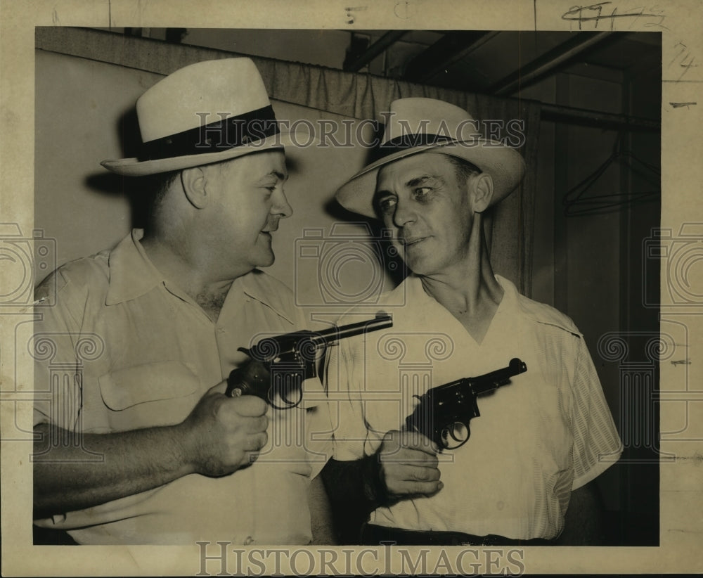 1951 Press Photo Detectives Earl Weiser &amp; Allen Dupre Capture Hold-Up Men - Historic Images
