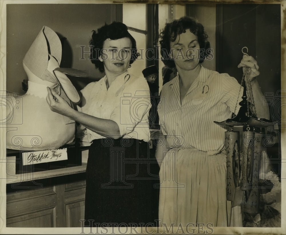 1963 Press Photo Mrs. Daniel Walsh &amp; Mrs. Harry Dupre of Womens&#39; Club - Historic Images