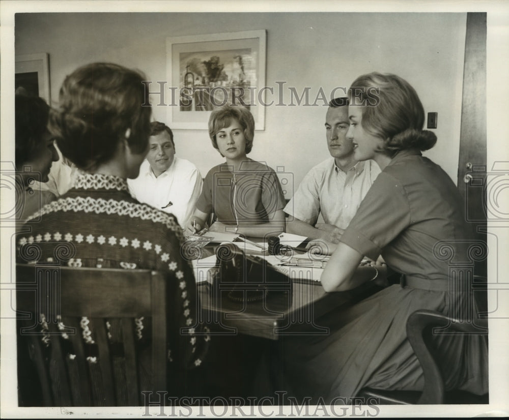 1963 Press Photo Elaine Marie Durbin teaching a class - noa96421 - Historic Images