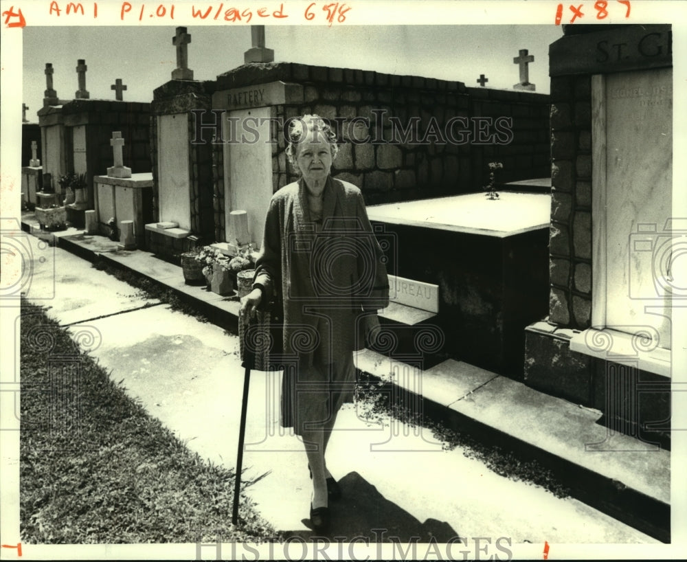 1982 Press Photo Aline C. Dureau standing in front of her burial plot, Greenwood - Historic Images