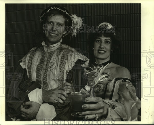 1984 Press Photo Serving Bloody Mary for Jed's Lookout Lounge at tasting - Historic Images