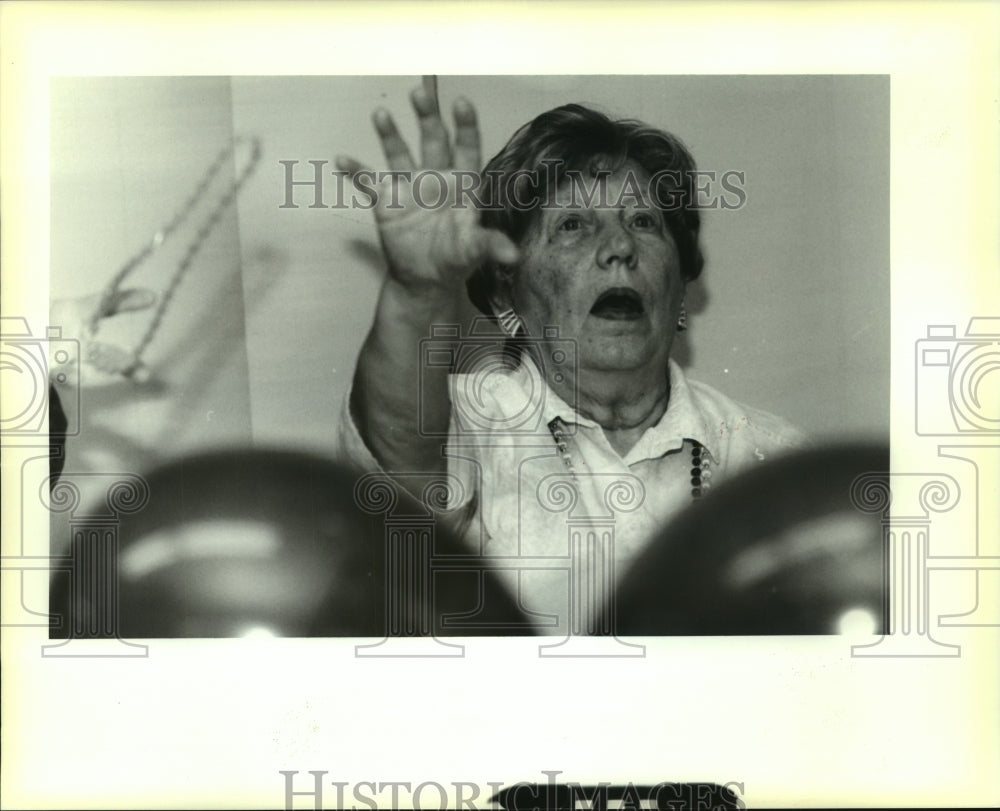 1990 Press Photo Ellie Durel at Mardi Gras Celebration, Kenner Adult Day Care - Historic Images