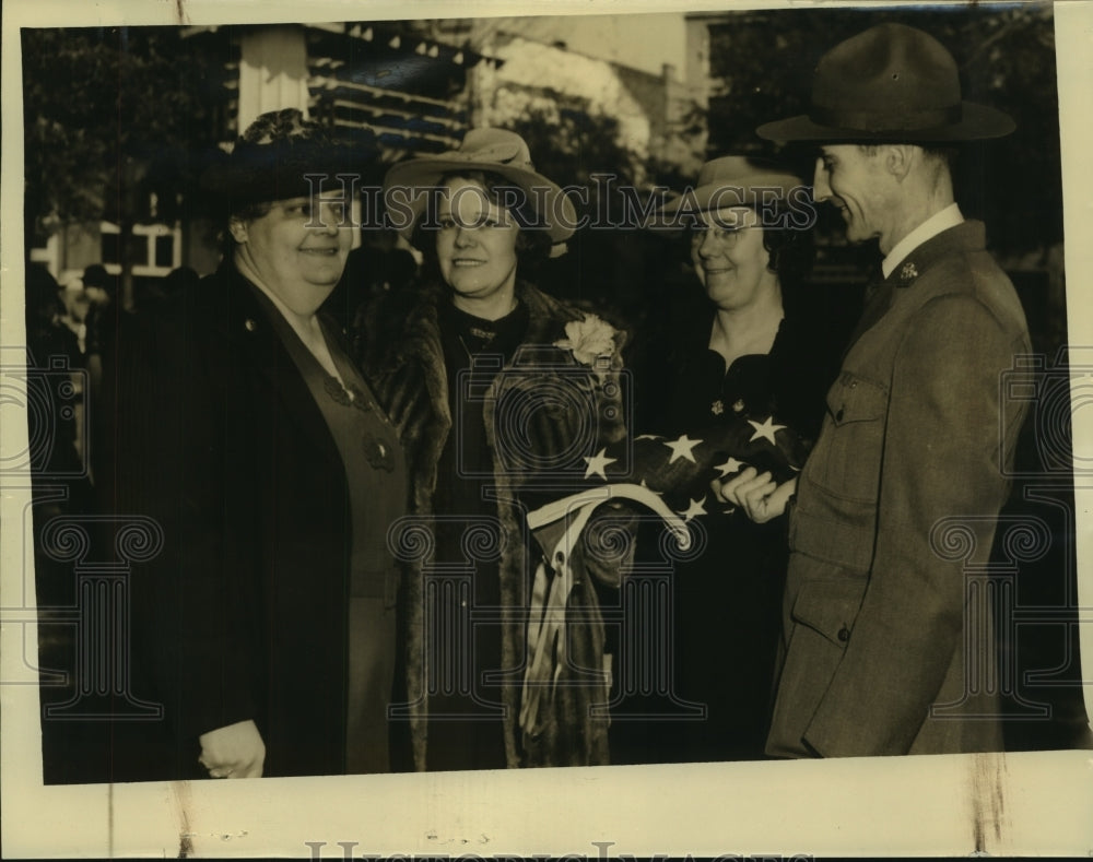 1941 Press Photo Eastern Star leader being presented new American flag - Historic Images