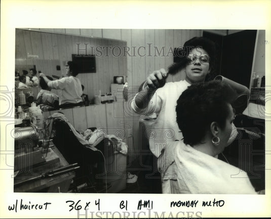 1990 Press Photo Dianne Dupuy shapes up Ann Joseph's hair at her beauty shop. - Historic Images