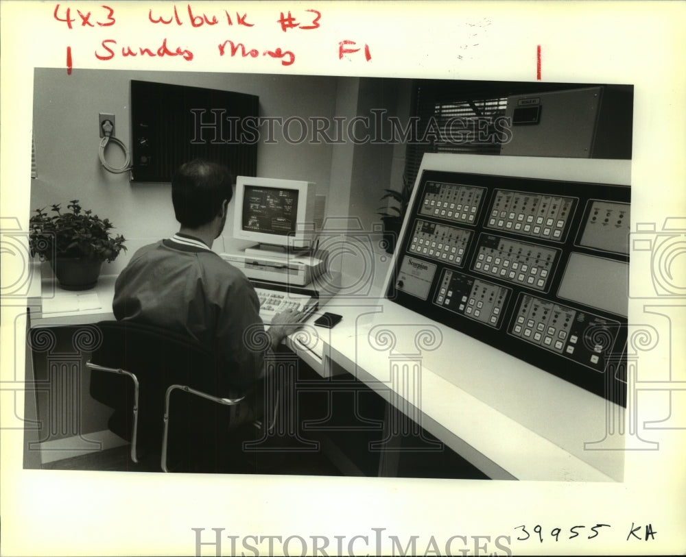 1992 Press Photo Joseph Holmes, Dupuy storage, at new pneumatic system keyboard - Historic Images