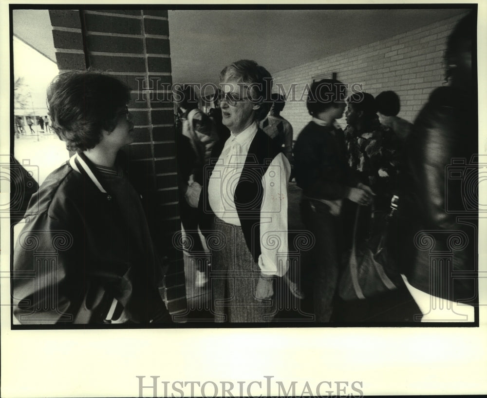 1984 Press Photo Kevin Kirkpatrick Talks to Principal Elaine Duvic - noa96468 - Historic Images