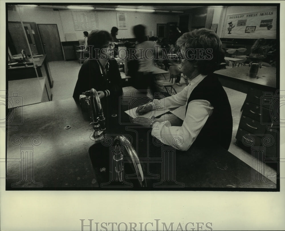 1984 Press Photo Elaine Duvic, L.W. Higgins High School Principal with Student - Historic Images