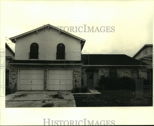 1982 Press Photo Exterior of Murder Victim Harry Duvigneaud's Home & Lounge - Historic Images