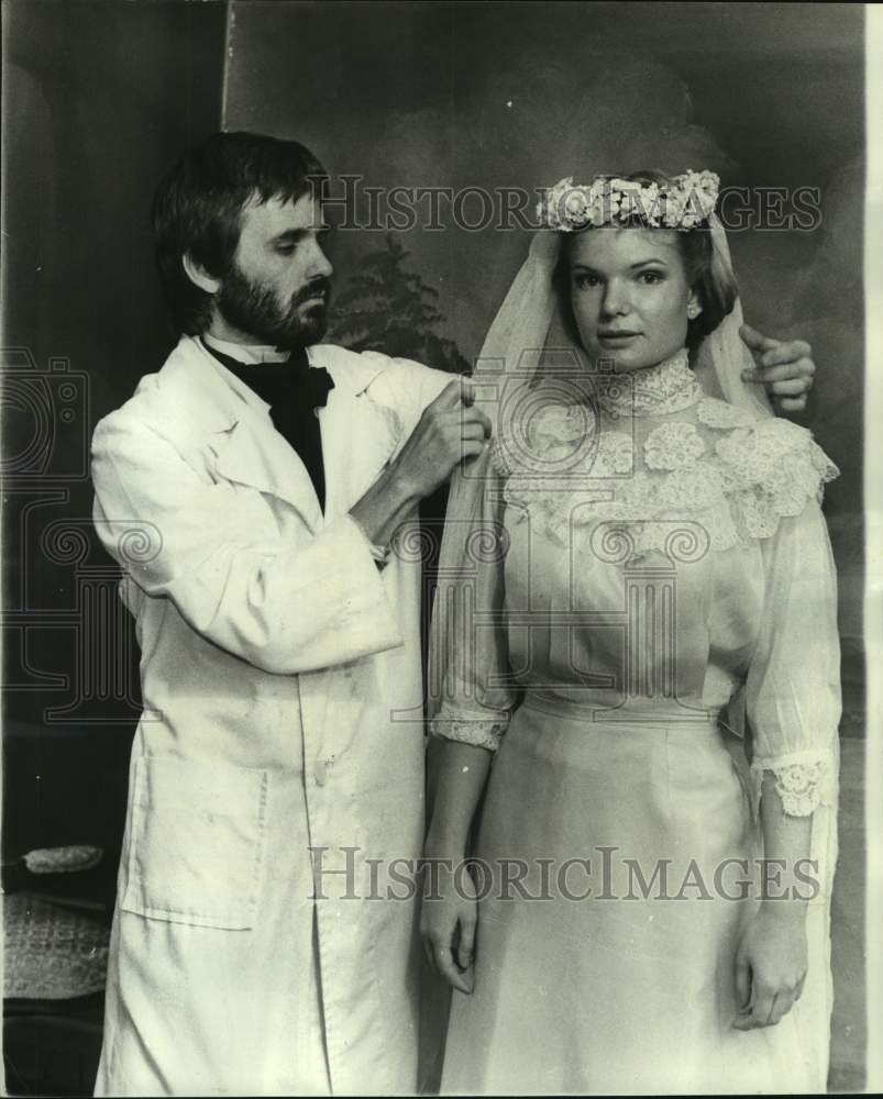 1977 Stephen Duplantier prepares to take photo of Kathleen Alexander - Historic Images