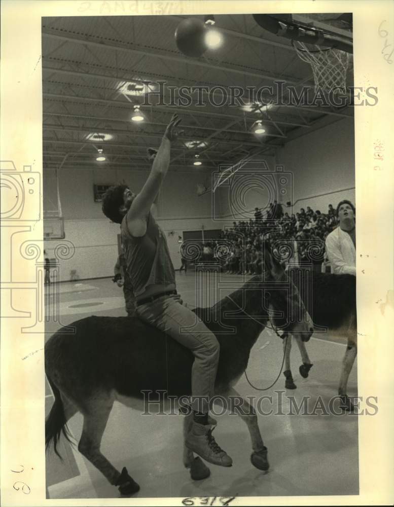 1985 Press Photo The Annual Donkey Basketball Game at Hahnville High School- Historic Images