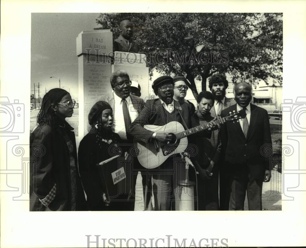 1987 Press Photo African Peace tour members protest at Martin Luther Statue - Historic Images