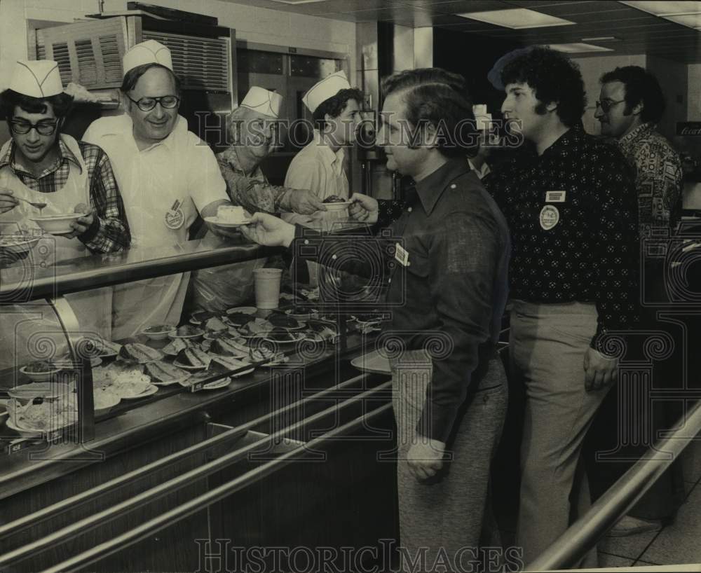 1975 B&#39;nai B&#39;rith members as servers at East Jefferson Hospital - Historic Images