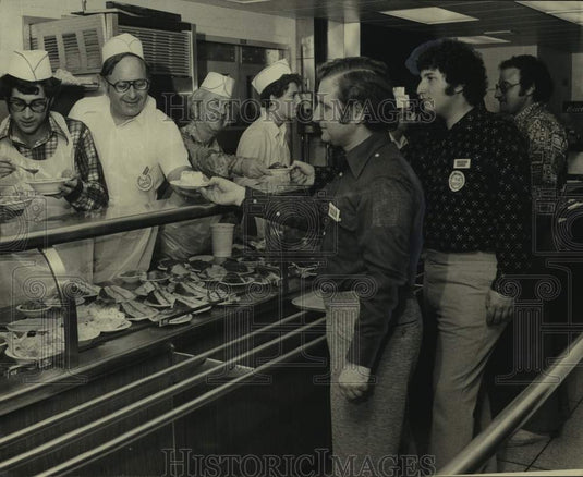 1975 B'nai B'rith members as servers at East Jefferson Hospital - Historic Images