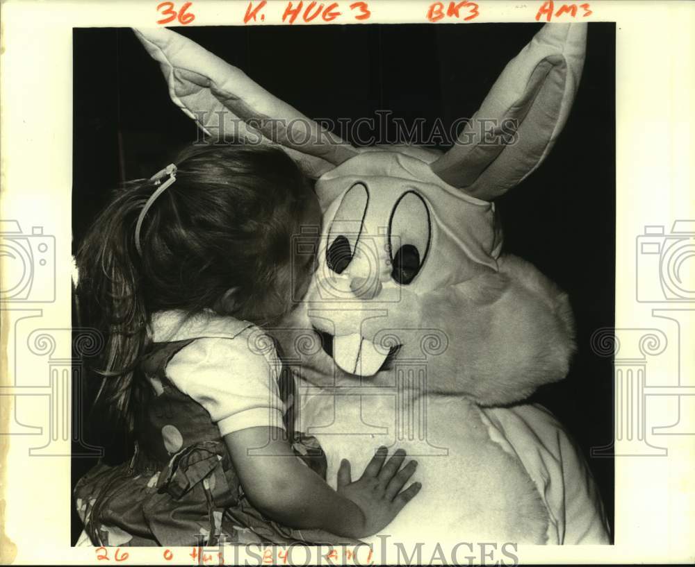 1988 Lindsay Campbell gives Easter Bunny a hug and kiss - Historic Images