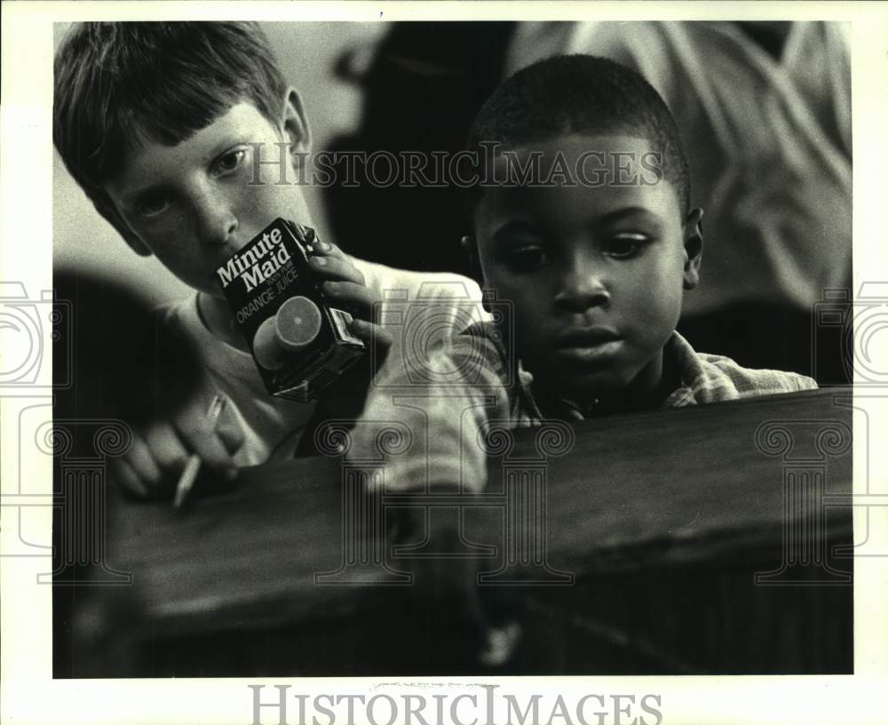 1987 Young customers at John Dibert School's Real Deal store - Historic Images