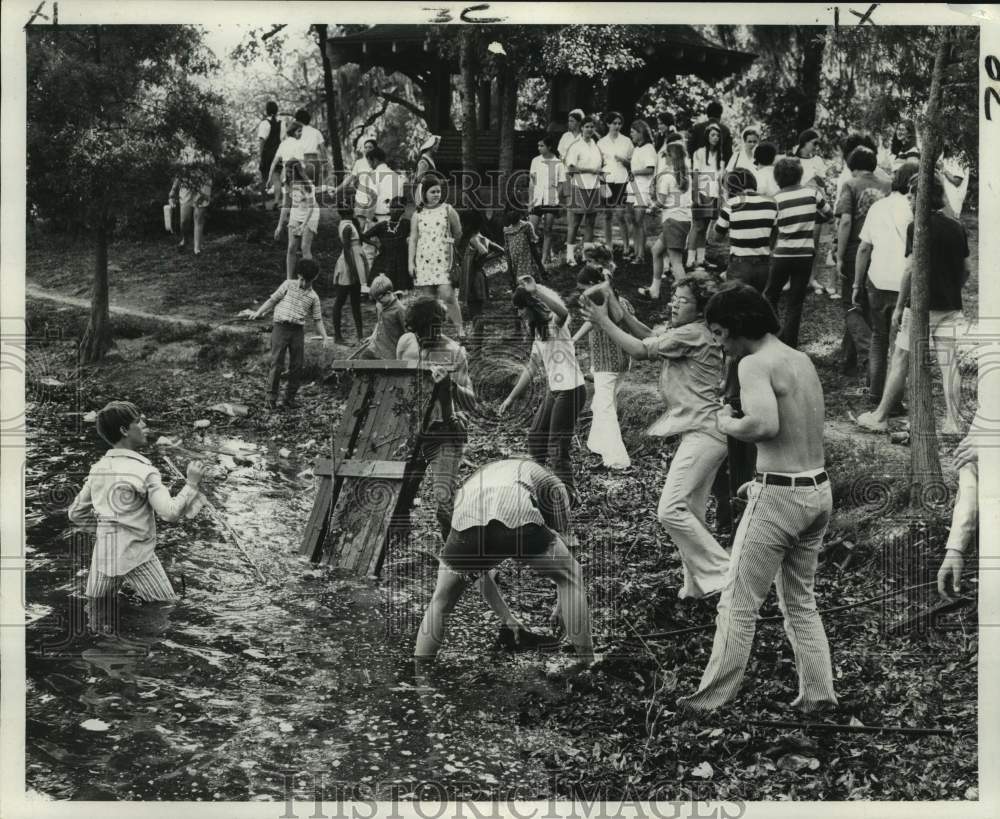 1970 Press Photo Students in New Orleans observe Earth Day at Audubon Park - Historic Images