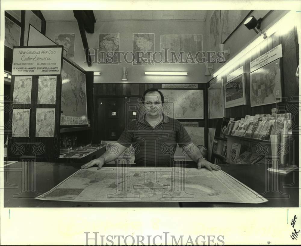 1985 Press Photo Wayne Dunne, map salesman at his store on Paris Avenue - Historic Images