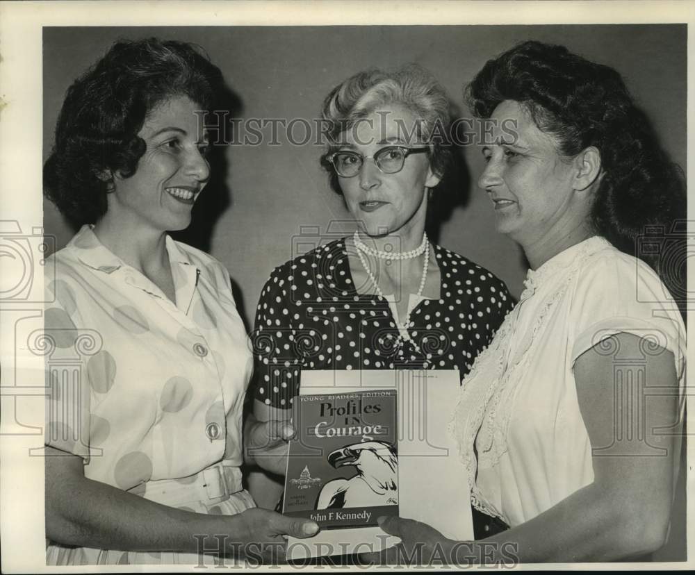 1962 Mrs. Werner Friedman presents award to Mrs. Edoria Duplantis - Historic Images