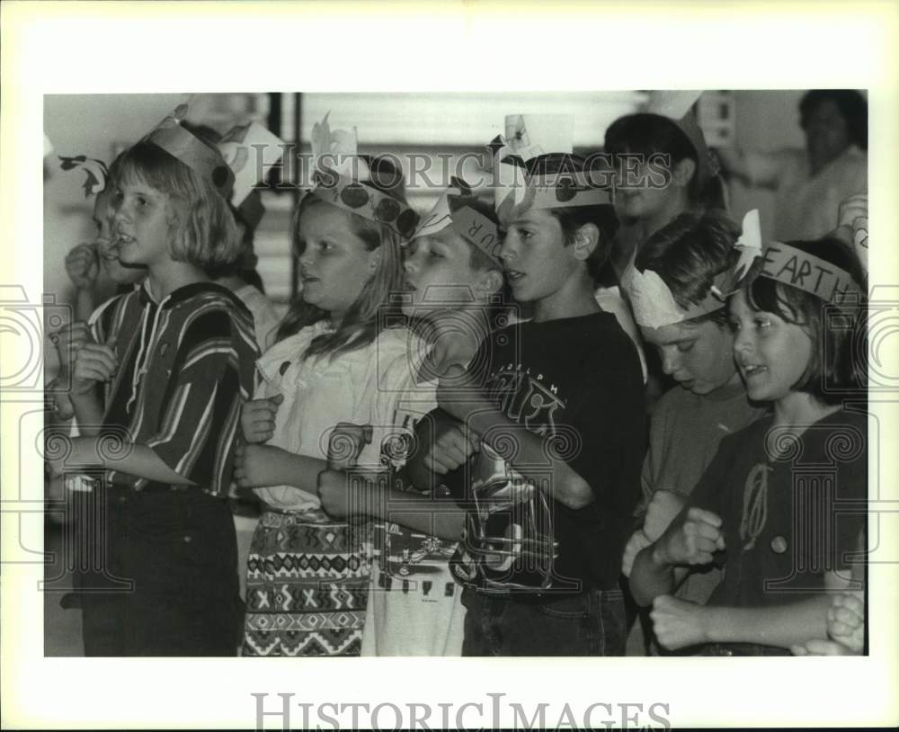 1994 Press Photo Meraux School students sing during Earth Day program - Historic Images