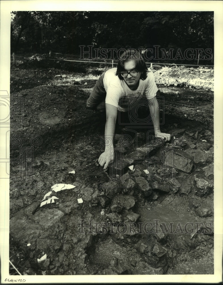 1985 Press Photo George Bey, a graduate student, works part of the Elmwood dig - Historic Images