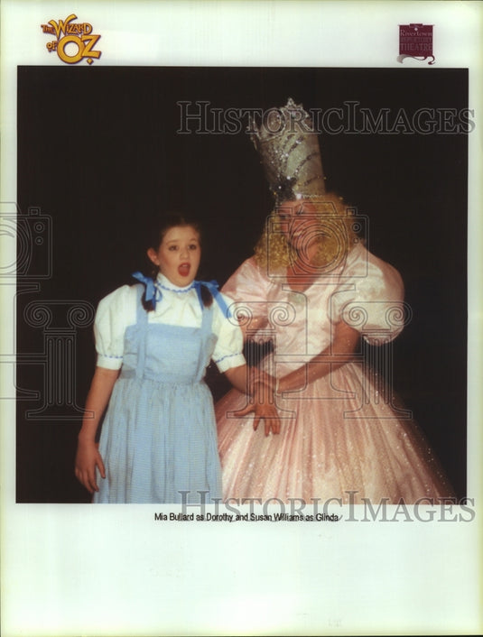 2001 Press Photo Mia Bullard as Dorothy & Susan Williams as Glinda in Wizard Oz. - Historic Images
