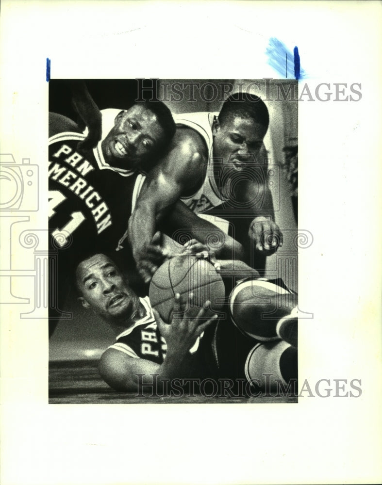 1988 Press Photo University of New Orleans basketball struggle for the ball. - Historic Images